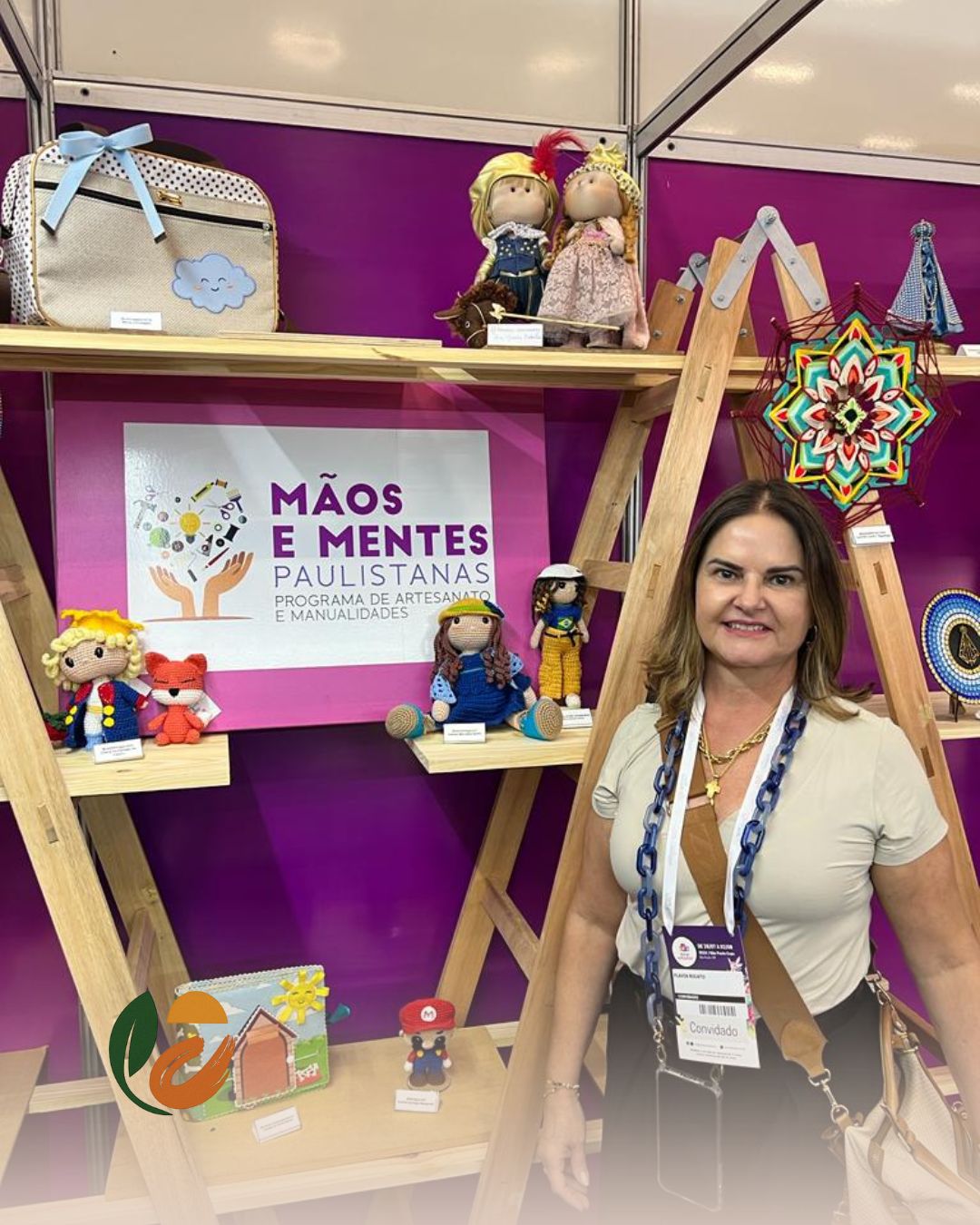 Artesãs reunidas compartilhando técnicas em evento do programa Mãos e Mentes